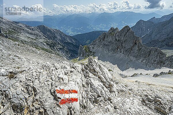 Berglandschaft  Wanderweg mit Wegmarkierung zur Lamsenspitze  Karwendelgebirge  Tirol  Österreich  Europa