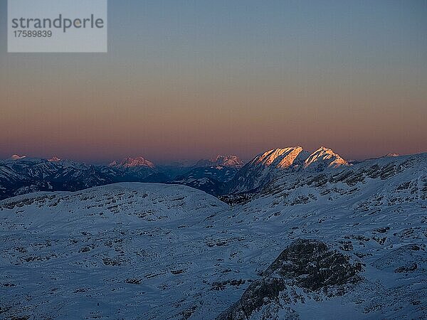 Abendlicht bei Sonnenuntergang über dem Grimming  Blick vom Krippenstein  Salzkammergut  Oberösterreich  Österreich  Europa