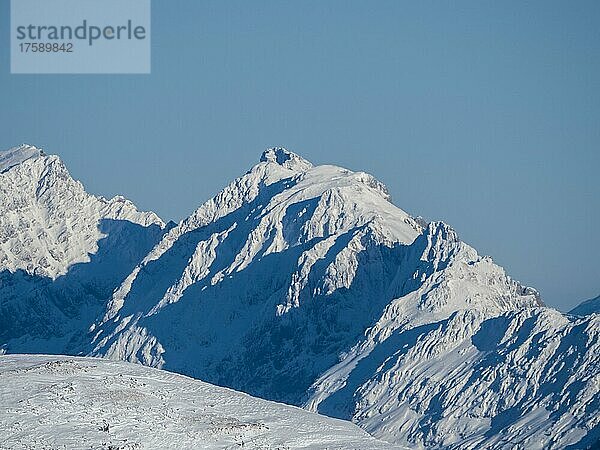 Winterlandschaft  schneebedeckte Berggipfel  Blick vom Krippenstein  Salzkammergut  Oberösterreich  Österreich  Europa