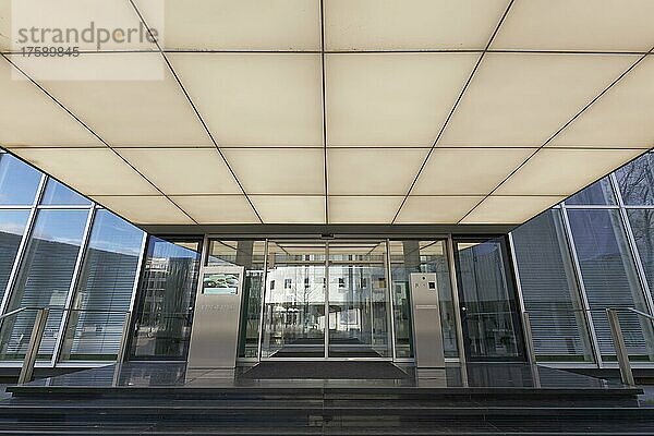 Überdachtes Portal im Dreischeibenhaus  Bürohochhaus  Eingang zum Restaurant Phoenix  Nordrhein-Westfalen  Deutschland  Europa