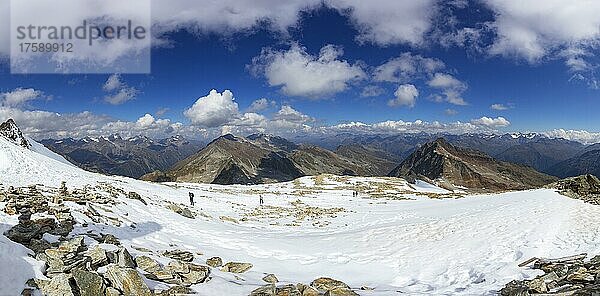 Wanderer am Weg zur Naturplattform auf der Schwarze Schneid am Rettenbachgletscher  Sölden  Ötztal  Ötztaler Alpen  Tirol  Österreich  Europa
