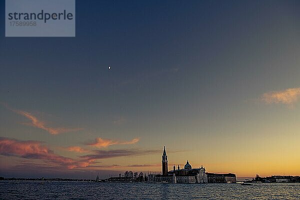 Lagune mit San Giorgio Maggiore bei Sonnenuntergang  Venedig  Venetien  Italien  Europa