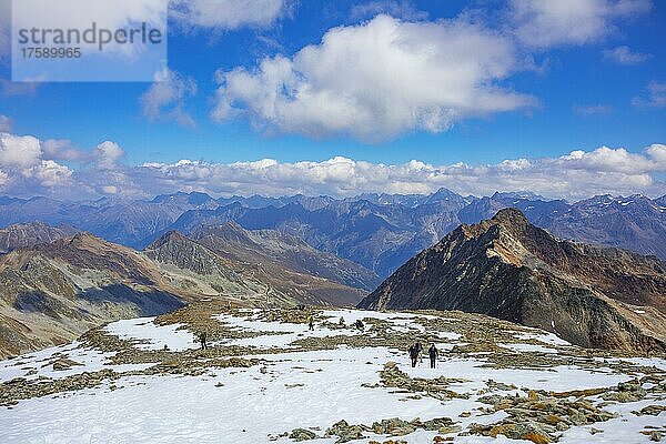 Wanderer am Weg zur Naturplattform auf der Schwarze Schneid am Rettenbachgletscher  Sölden  Ötztal  Ötztaler Alpen  Tirol  Österreich  Europa