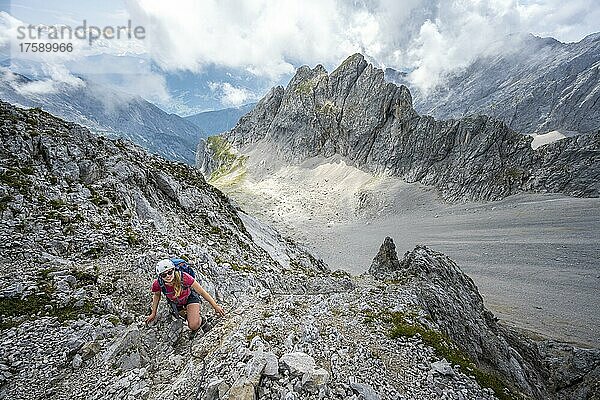 Wanderer auf dem Wanderweg zur Lamsenspitze  Bergkessel und dramatische Wolken  Karwendelgebirge  Tirol  Österreich  Europa