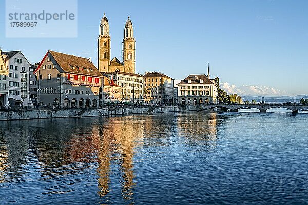 Spiegelung im Limmat  Häuser der Altstadt und Grossmünster am Limmat im Abendlicht  Altstadt  Zürich  Schweiz  Europa