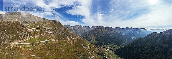 Drohnenaufnahme  Timmelsjoch Hochalpenstraße  Passo del Rombo  Passstraße zwischen Tirol und Südtirol  Ötztaler Alpen  Passeiertal  Naturpark Texelgruppe  Südtirol  Italien  Europa