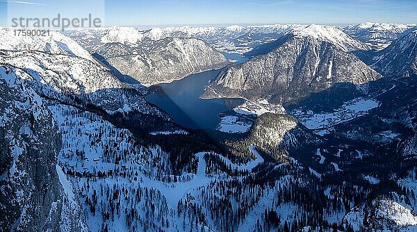 Hallstättersee und schneebedeckte Berggipfel  Aussicht vom Aussichtspunkt Five Fingers  Krippenstein  Salzkammergut  Oberösterreich  Österreich  Europa