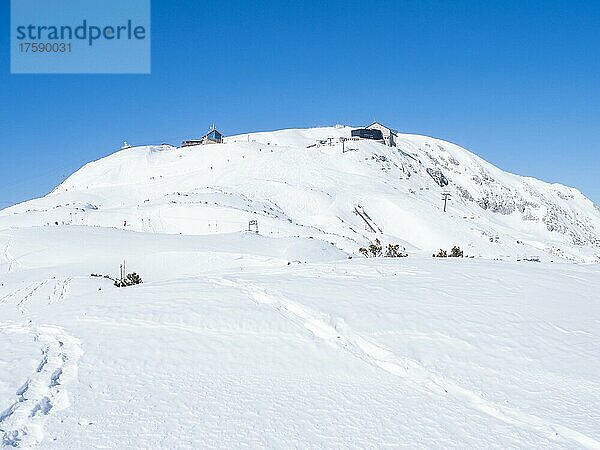 Blauer Himmel über Winterlandschaft  Skigebiet Freesports Arena Dachstein Krippenstein  Krippenstein  am Plateau Bergstation und Krippenstein Lodge  Salzkammergut  Oberösterreich  Österreich  Europa