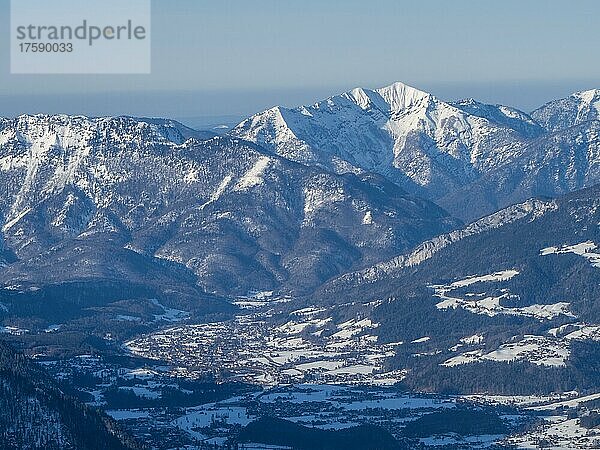 Winterlandschaft  Verschneite Gipfel  vorne der Ort Bad Goisern  Aussicht vom Krippenstein  Salzkammergut  Oberösterreich  Österreich  Europa
