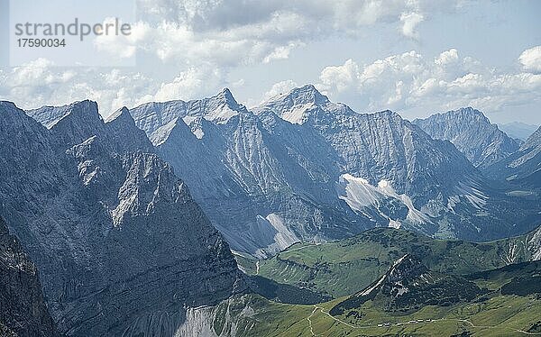 Berglandschaft  Blick über das Karwendelgebirge von der Lamsenspitze  Tirol  Österreich  Europa