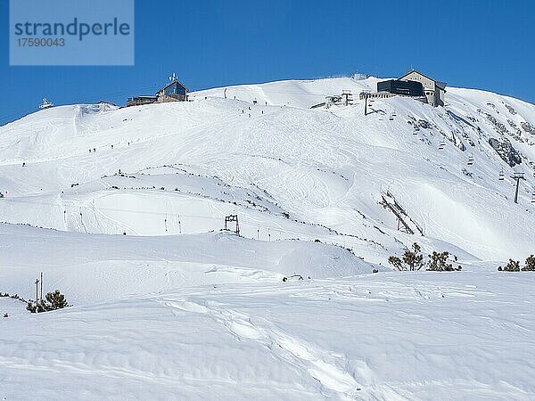 Blauer Himmel über Winterlandschaft  Skigebiet Freesports Arena Dachstein Krippenstein  Krippenstein  am Plateau Bergstation und Krippenstein Lodge  Salzkammergut  Oberösterreich  Österreich  Europa