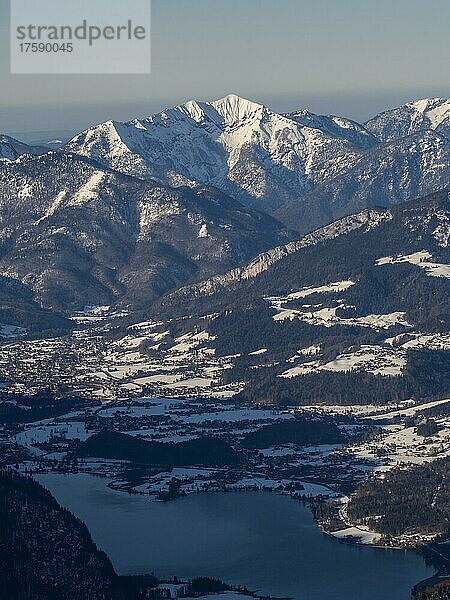Winterlandschaft  Verschneite Gipfel  vorne der Ort Bad Goisern und Hallstätter See  Aussicht vom Krippenstein  Salzkammergut  Oberösterreich  Österreich  Europa