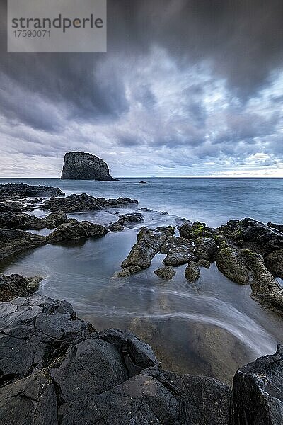 Felsküste  Vulkanische Felsformationen  Sonnenuntergang  Küste bei Porto da Cruz  Madeira  Portugal  Europa