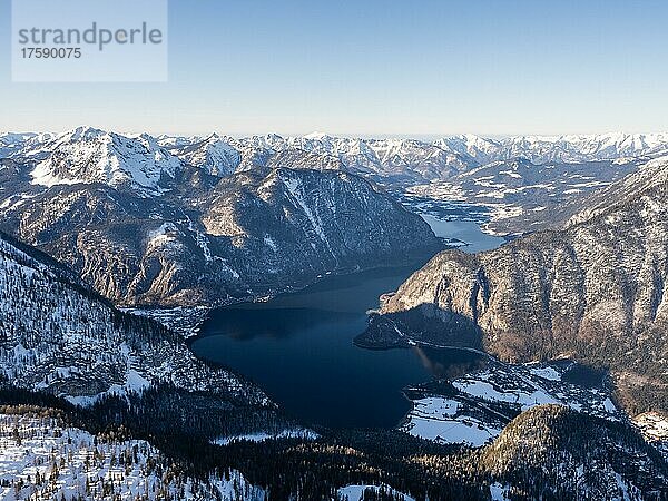 Blauer Himmel über Winterlandschaft  schneebedeckte Berggipfel  Aussicht vom Five Fingers trail am Krippenstein auf Hallstatt  Obertraun und Hallstätter See  Salzkammergutt  Oberösterreich  Österreich  Europa
