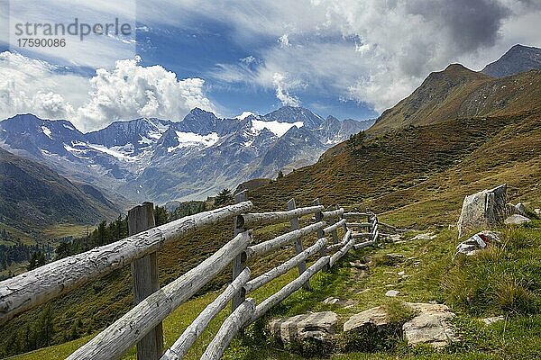 Wanderweg mit Weidezaun  Naturpark Texelgruppe  Passeiertal  Ötztaler Alpen  Südtirol  Italien  Europa