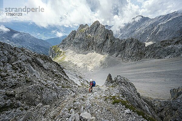 Wanderer auf dem Wanderweg zur Lamsenspitze  Bergkessel und dramatische Wolken  Karwendelgebirge  Tirol  Österreich  Europa