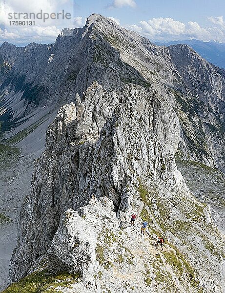 Berglandschaft  Blick über das Karwendelgebirge  Wanderer am Bergkamm und Gipfel des Hochnissl  Tirol  Österreich  Europa