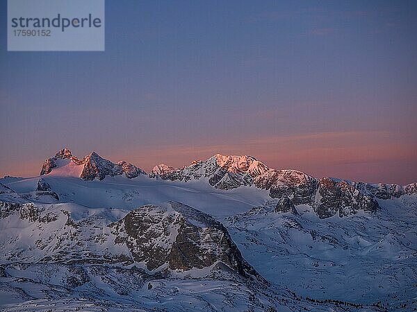 Dachsteinmassiv  Hoher Dachstein und Hallstätter Gletscher im Morgenrot bei Sonnenaufgang  Aussicht vom Krippenstein  Salzkammergut  Oberösterreich  Österreich  Europa