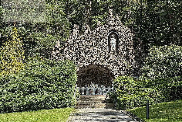 Wallfahrtsort Mariengrotte im Wald  Nachbildung der Grotte von Lourdes mit Marienstatue  Bad Salzschlirf  Vogelsberg und Röhn  Fulda  Hessen  Deutschland  Europa