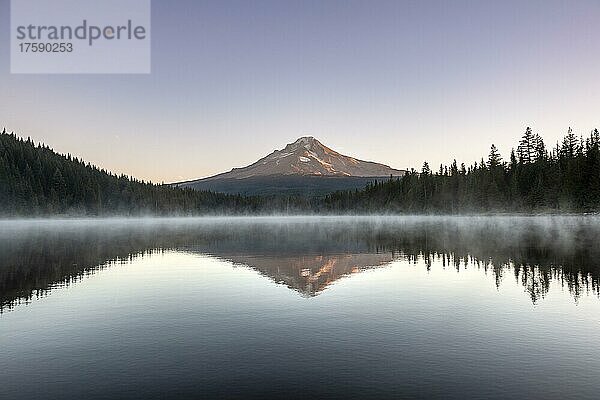 Spiegelung des Vulkans Mt. Hood im See Trillium Lake  bei Sonnenaufgang  Oregon  USA  Nordamerika