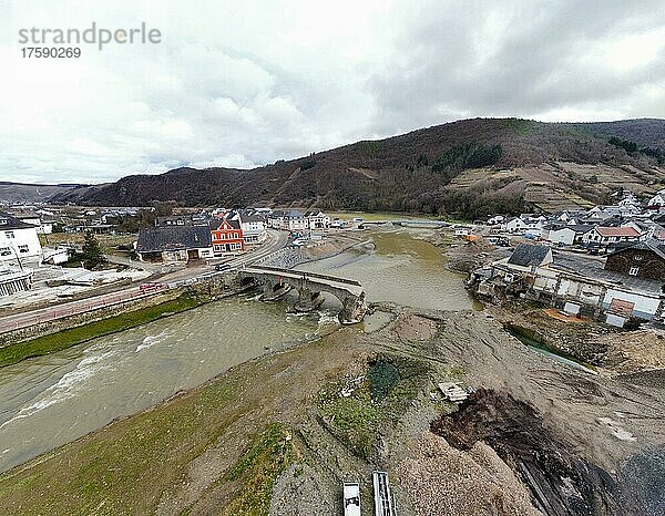 Flutkatastrophe  Die Nepomukbrücke in Rech wurde durch die Flut schwer beschädigt. Rech  Rheinland-Pfalz  Deutschland  Europa