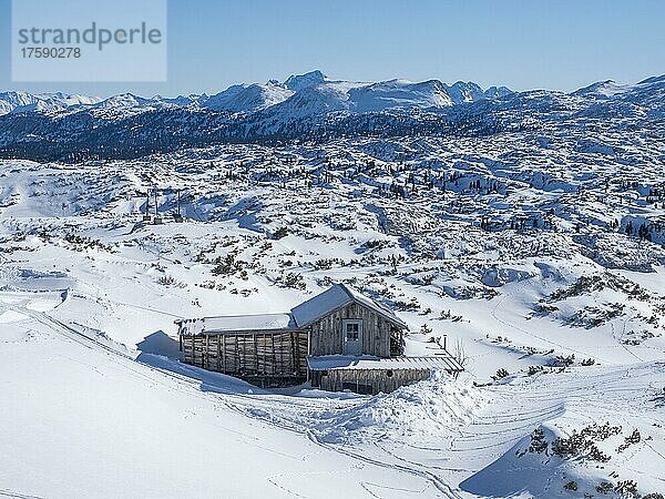 Blauer Himmel über Winterlandschaft  Hütte im verschneiten Hochgebirge  hinten Berggipfel  Krippenstein  Salzkammergut  Oberösterreich  Österreich  Europa