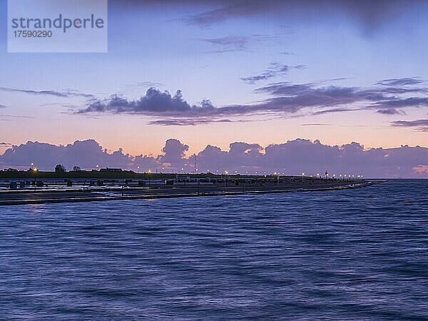 Strand am Abend beim Sonnenuntergang  Nordseeküste  Neuharlingersiel  Essens  Wittmund  Niedersachsen  Deutschland  Europa