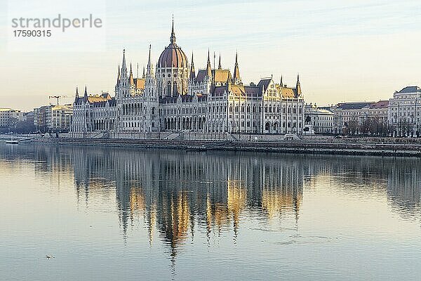 Parlament mit Spiegelung in der Donau  Budapest  Ungarn  Europa