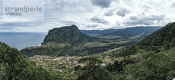 Blick auf den Adlerfelsen und Porto da Cruz  Madeira  Portugal  Europa