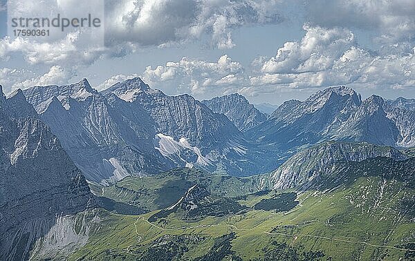 Berglandschaft  Blick über das Karwendelgebirge von der Lamsenspitze  Tirol  Österreich  Europa