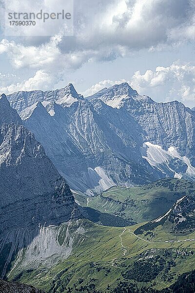 Berglandschaft  Blick über das Karwendelgebirge von der Lamsenspitze  Tirol  Österreich  Europa