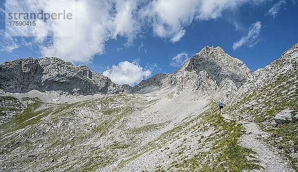 Wanderer auf dem Wanderweg zur Lamsenspitze  Karwendelgebirge  Tirol  Österreich  Europa