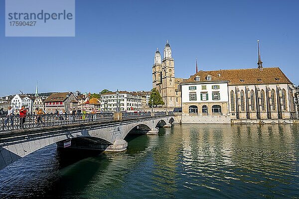Münsterbrücke und Grossmünster mit Helmhaus und Wasserkirche im Abendlicht  Spiegelung im Fluss  historische Brücke über den Limmat  Altstadt  Zürich  Schweiz  Europa