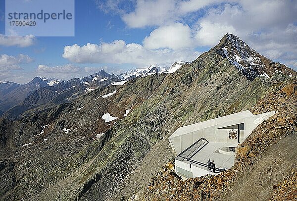 James Bond Erlebniswelt 007 Elements mit Blick zum Gipfel der Äußere Schwarze Schneid  Gaislachkogelbahn  Sölden  Ötztaleralpen  Ötztal  Tirol  Österreich  Europa