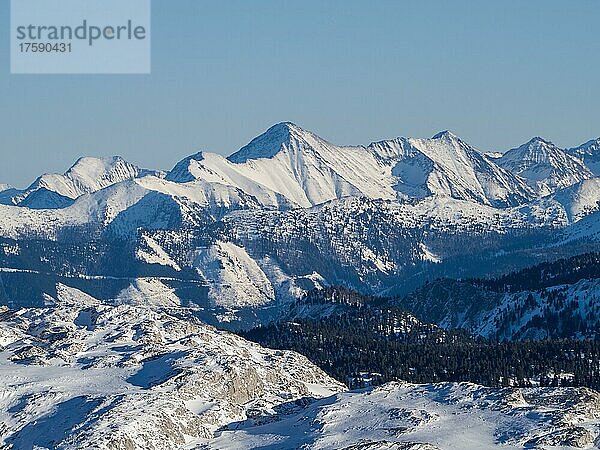 Blauer Himmel über Winterlandschaft  verschneite Berggipfel  Ausblick vom Aussichtspunkt Welterbespirale am Krippenstein  Salzkammergut  Oberösterreich  Österreich  Europa