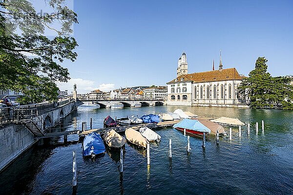 Boote am Bootsanleger im Limmat  Münsterbrücke und Grossmünster mit Helmhaus und Wasserkirche  Altstadt  Zürich  Schweiz  Europa