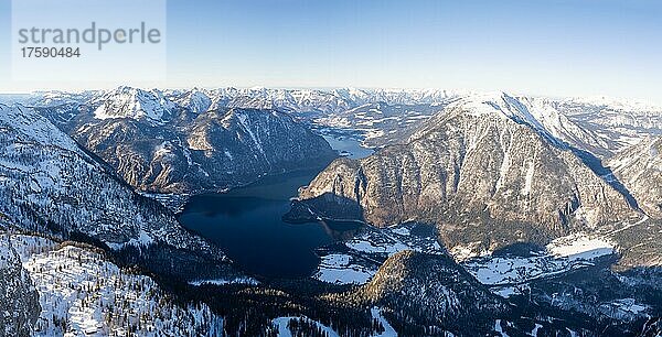 Blauer Himmel über Winterlandschaft  schneebedeckte Berggipfel  Aussicht vom Five Fingers trail am Krippenstein auf Hallstatt  Obertraun und Hallstätter See  Salzkammergutt  Oberösterreich  Österreich  Europa