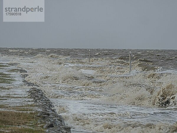 Nordsee bei Sturmflut  Promenade ist überflutet  Wellen brechen  Duschen in der See  stürmische See  Neuharlingersiel  Essens  Wittmund  Niedersachsen  Deutschland  Europa