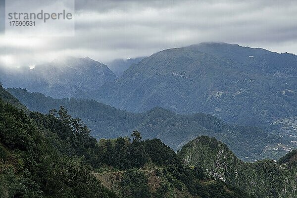 Berglandschaft mit tiefhängenden Wolken bei Porto da Cruz  Madeira  Portugal  Europa