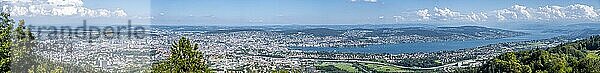 Ausblick vom Uetliberg auf die Altstadt von Zürich und Zürisee  Zürichsee  Kanton Zürich  Schweiz  Europa