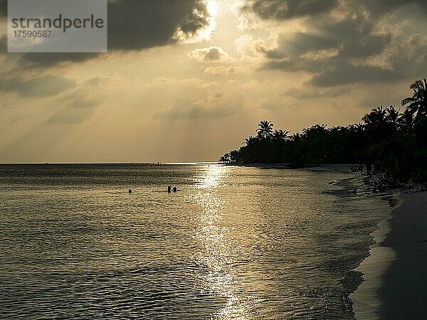 Lagune einer Malediven Insel am Abend  Kuredu  Lhaviyani Atoll  Malediven  Indischer Ozean  Asien