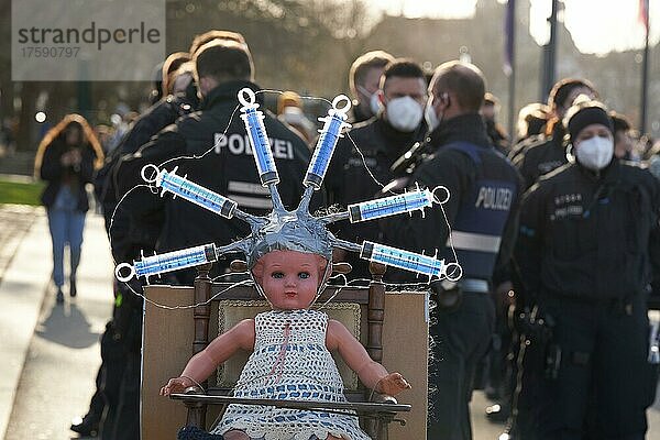 Eine Puppe mit Spritzen wird bei einer Demonstration gegen die Coronamaßnahmen der Regierung präsentiert. Koblenz  Rheinland-Pfalz  Deutschland  Europa