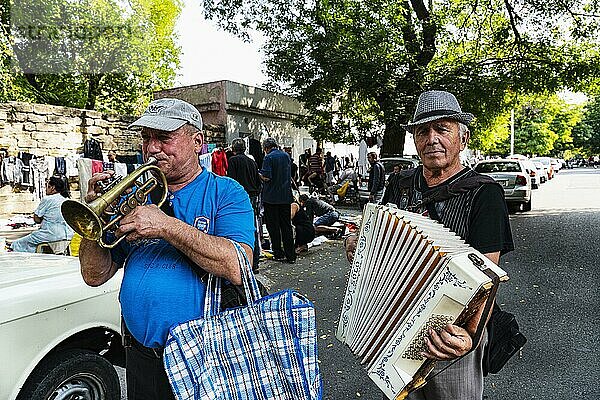 Musiker  Straßenmusiker  zwei Männer  Flohmarkt in Moldavanka  Odessa  Ukraine  Europa