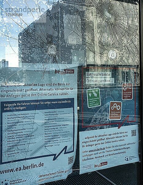 Kaputte Fensterscheibe  Vandalismus an der Eingangstür zum Rathaus Mitte  Berlin  Deutschland  Europa