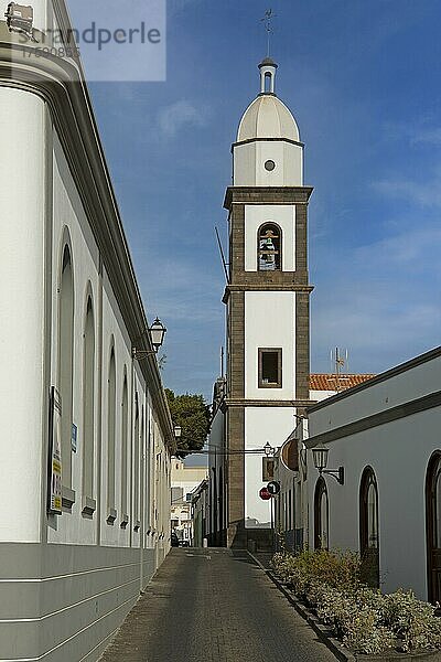Turm der Kirche Iglesia de San Gines  Arrecife  Hauptstadt der Insel Lanzarote  kanarische Inseln  Kanaren  Spanien  Europa