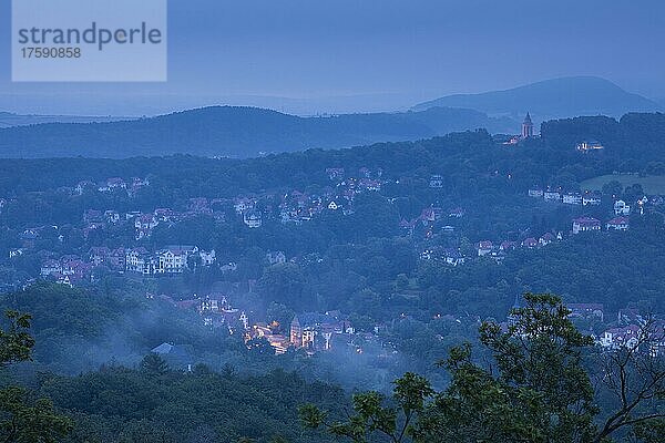 Ausblick von der Wartburg nach Osten am Morgen  rechts das Burschenschaftsdenkmal auf der Göpelskuppe  Eisenach  Thüringen  Deutschland  Europa