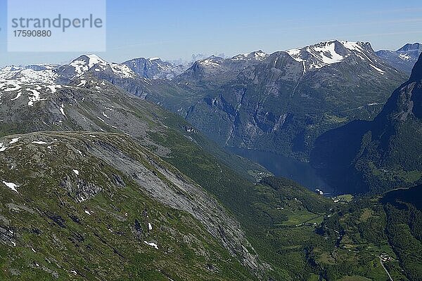 Blick von der Aussichtsplattform Dalsnibba auf den Geirangerfjord  Norwegen  Europa