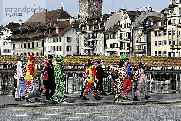 Fasnächtler zu Fuß  Luzern  Schweiz  Faschingsumzug  Parade mit verkleideten Leuten  Schweiz  Europa