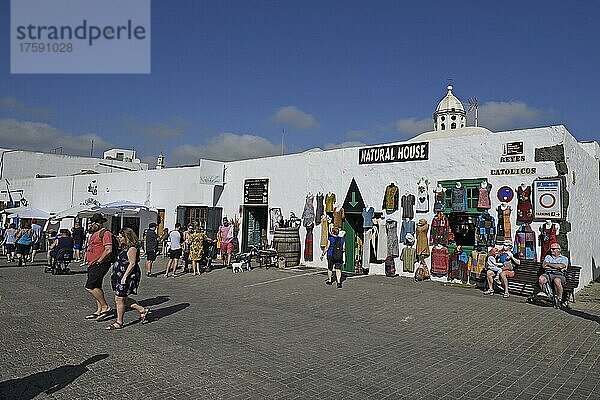 Markt am Sonntag in der Altstadt von Teguise  ehemalige Haupstadt der Insel  Lanzarote  Kanarische Inseln  Spanien  Europa