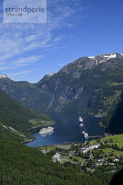 Blick von der Aussichtsplattform Dalsnibba auf den Geirangerfjord  Norwegen  Europa